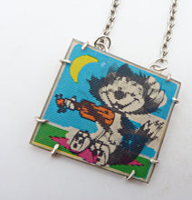 Load image into Gallery viewer, Lenticular Cat Playing Violin Pendant, Vintage Vari-Vue
