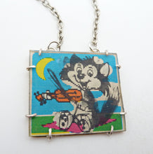 Load image into Gallery viewer, Lenticular Cat Playing Violin Pendant, Vintage Vari-Vue
